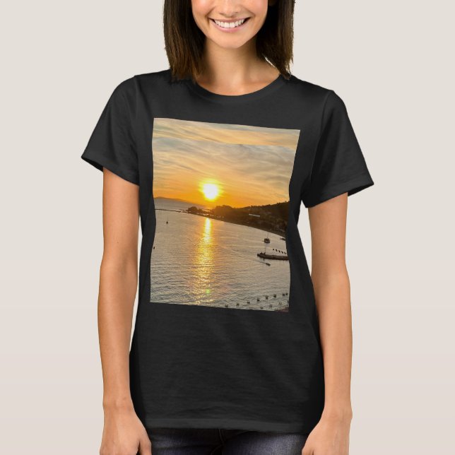 Camiseta Atardecer naranja sobre las montañas y los mares (Anverso)