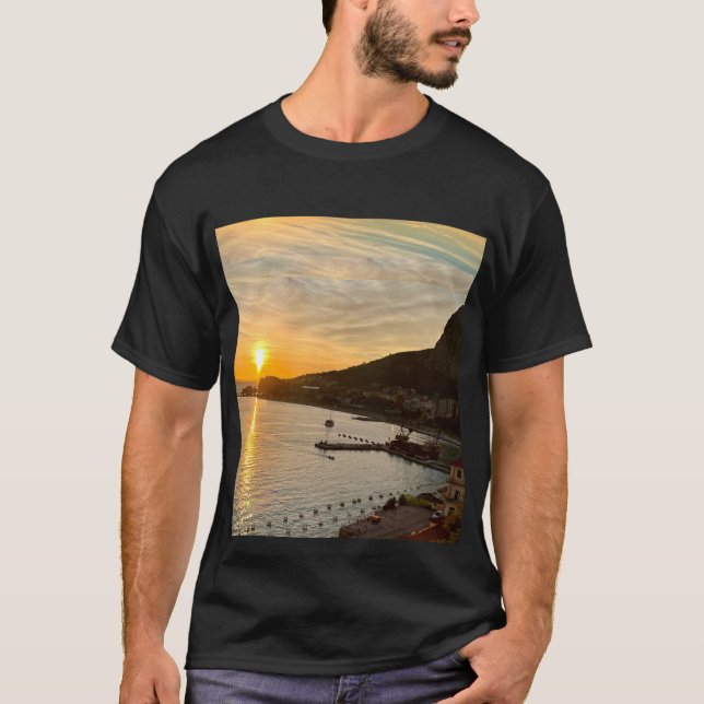 Camiseta Atardecer naranja sobre las montañas y los mares (Anverso)
