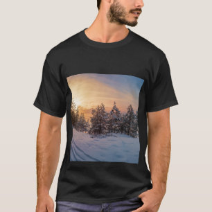 Camiseta Atardecer sobre bosque de nieve congelado cerca de