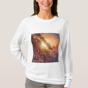 Camiseta Atardecer sobre el mar y el pino nevado