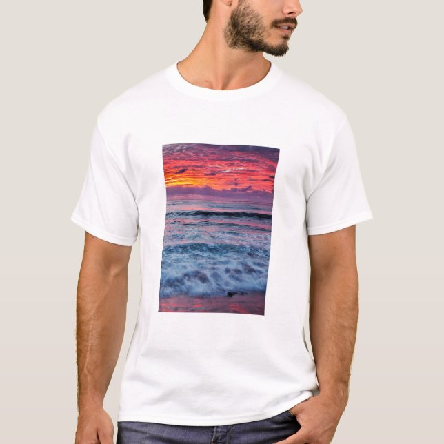 Camiseta Atardecer sobre olas oceánicas, California (Anverso)