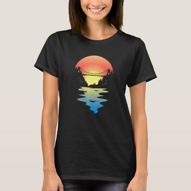 Camiseta Atardecer Sobre Un Río Con Puente Que Conecta Un C (Anverso)