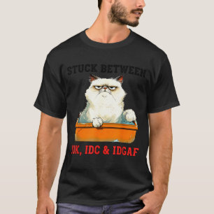 Camiseta Atascado Entre Idk Idc Idgaf Amante de Gatos Diver