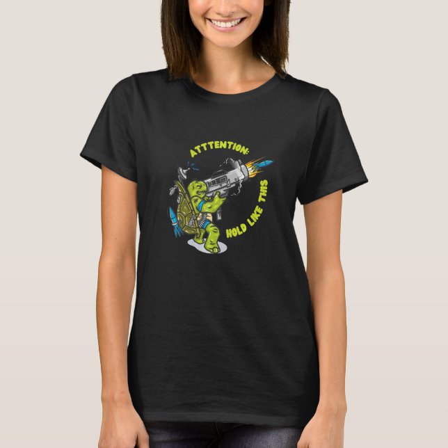 Camiseta Atención Sostenga Así Bazuca Arma Cohete (Anverso)