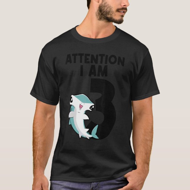 Camiseta Atención Soy 3 Tiburones Tercer Cumpleaños (Anverso)