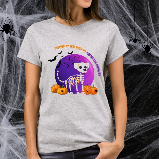Camiseta Aterrador pastor australiano Halloween bats T-Shir (Spooky Halloween t-shirt with a dog skeleton, full moon, pumpkins, bats, and your favorite dog breed)