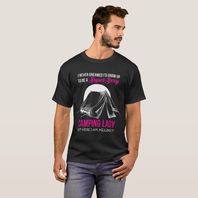 Camiseta atractiva estupenda de señora que acampa (Anverso completo)