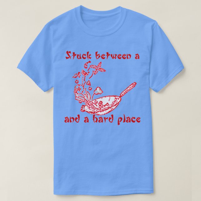 Camiseta Atrapado entre un trabajo y un lugar difícil (Diseño del anverso)