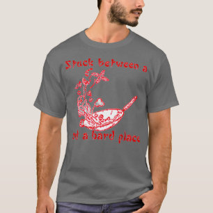 Camiseta Atrapado entre un trabajo y un lugar difícil