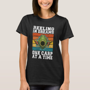 Camiseta Atrapando Sueños Una Carpa a la Vez Pesca de Carpa