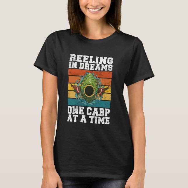 Camiseta Atrapando Sueños Una Carpa a la Vez Pesca de Carpa (Anverso)