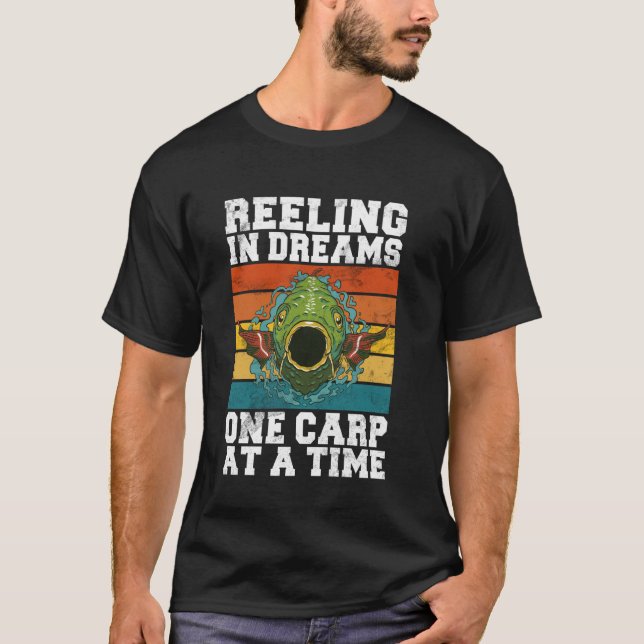 Camiseta Atrapando Sueños Una Carpa a la Vez Pesca de Carpa (Anverso)