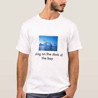 Camiseta Atraque, sentándose en el muelle de la bahía