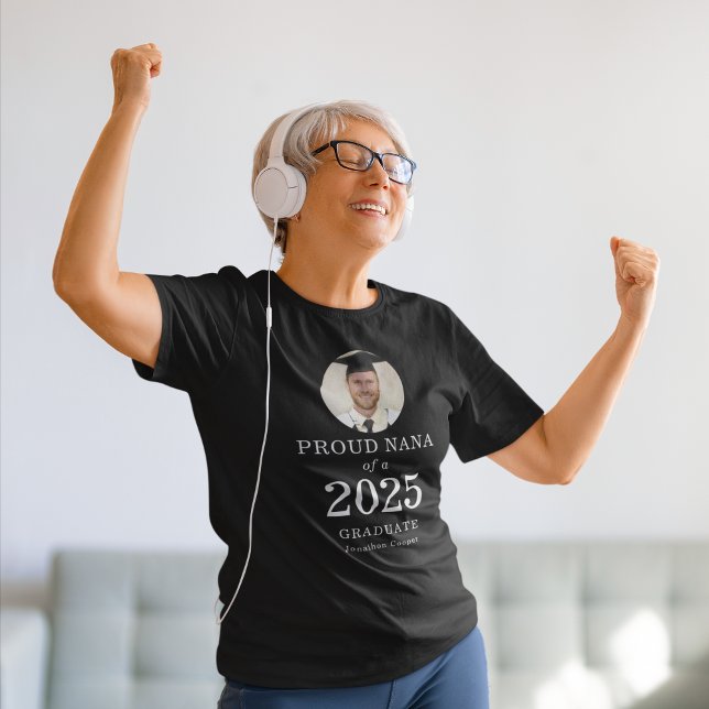 Camiseta Audaz foto de texto blanco Orgulloso Nana del grad (Subido por el creador)