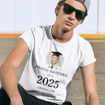 Camiseta Audaz Foto de texto Orgulloso Hermano del graduado<br><div class="desc">Audaz Foto de texto Orgulloso Hermano del Graduado 2023. Especialmente para el hermano del nuevo graduado. La foto de su hermano está en forma circular, y el año grande y atrevido, con el nombre del graduado. Personalice fácilmente el texto según sea necesario y reemplace la foto con su propia orientación...</div>