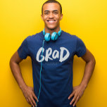 Camiseta Audaz graduación moderna y de moda personalizada<br><div class="desc">Celebra la graduación con esta elegante camiseta que presenta un "grado" audaz en tipo de broche blanco junto con texto de personalizable que puede ser el nombre de la escuela, el año de graduación u otro. Escoge tu camisa de color de la escuela y roce esta camisa orgullosamente. Se coordina...</div>