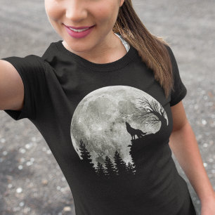 Camiseta aullido lobo sobre la luna de halloween de montañ