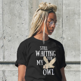 Camiseta Aún esperando mi carta de la escuela de magia dive