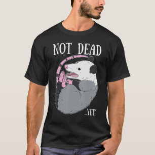 Camiseta Aún No Muerto Meme Gracioso Possum Trash Muerto Op