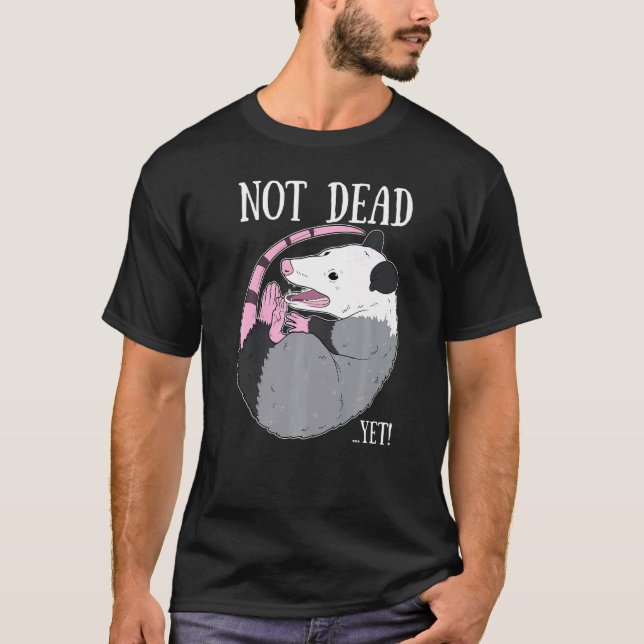 Camiseta Aún No Muerto Meme Possum Trash Dead Opossum (Anverso)