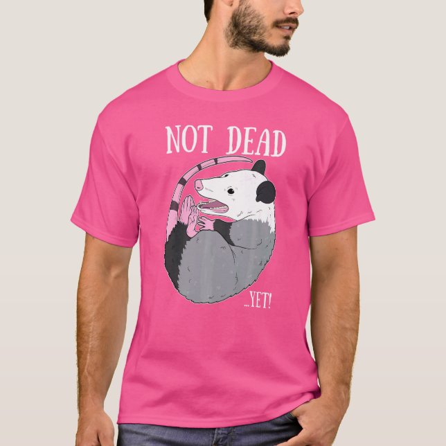 Camiseta Aún No Muerto Meme Possum Trash Dead Opossum (Anverso)