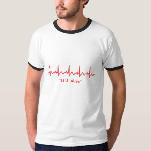 Camiseta Aún Vivo – Diseño de Humor Oscuro con Latido Mínim
