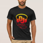 Camiseta Auriculares para DJ rojo papá<br><div class="desc">Diseñado de forma única,  de color amarillo brillante a rojo sobre DJ tee de color oscuro. Genial para papá o papá. O puede personalizar con el nombre o el pariente de su elección. Ejemplo dice papá.</div>