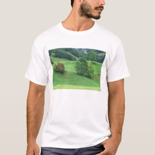 Camiseta Austria. Colinas verdes rodantes y árboles