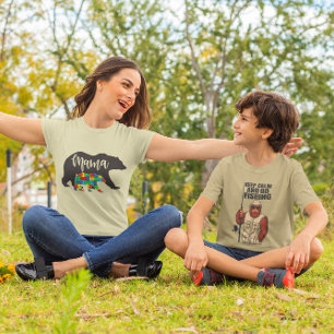 Camiseta Autismo que mamá lleva con el oso