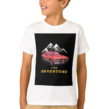 Auto vintage cercano a la montaña con color rojo