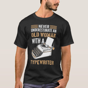 Camiseta Autora Nunca Subestima A Una Vieja Con Un Típica