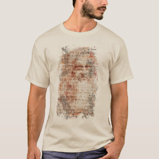 Camiseta autorretrato da Vinci en pared de ladrillo