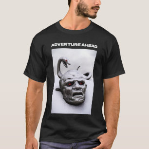 Camiseta Aventura adelante. Escultura de serpiente sobre la
