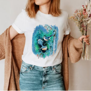 Camiseta Aves azules de invierno pintando a una mujer