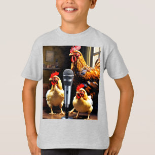 Camiseta Aves en Sesión – Gallinas con Micrófono y Grabador