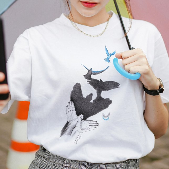 Camiseta Aves voladoras sombra de mano Ilusión Arte surreal (Subido por el creador)