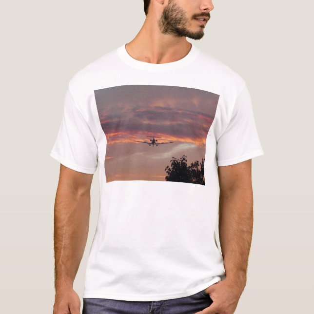 Camiseta Avión Comercial Aterrizando Al Atardecer (Anverso)