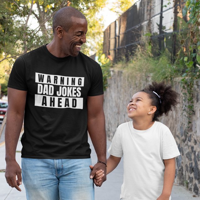 Camiseta Aviso a los Chistes de papá (Warning, dad jokes ahead t-short from Ricaso. A fun shirt for a father that tells the best dad jokes)