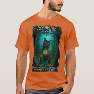 Camiseta Aviso A Los Huéspedes Porque Una Bruja Vive Aquí P