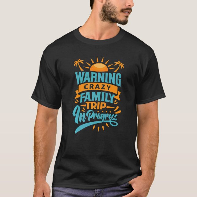 Camiseta Aviso de viaje de familia loca en curso con F (Anverso)