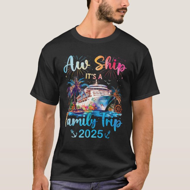 Camiseta Aw Ship its A Family Trip 2025 Cruise Family Vacat (Anverso)