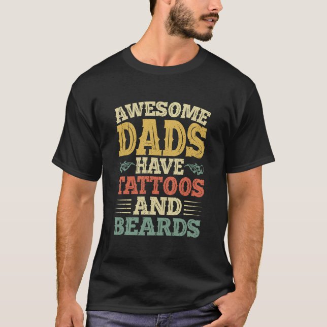 Camiseta Awesome Dads Have Tattoos And Beards Fathers Day (Anverso)