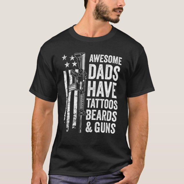 Camiseta Awesome Dads Have Tattoos Beards & Guns Fathers Da (Anverso)