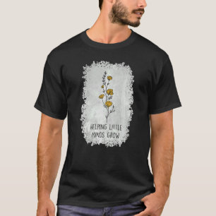 Camiseta Ayudando a las mentes pequeñas a crecer en bandeja