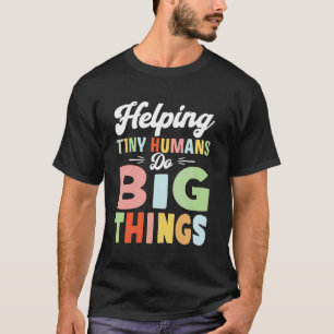 Camiseta Ayudando a Pequeños Humanos a Hacer Grandes Cosas