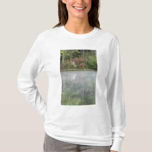 Camiseta Azaleas reflejándose en un estanque durante tempra