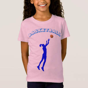 Camiseta azul de baloncesto y chica con fuente