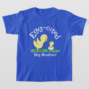 Camiseta azul de hermano mayor emocionado por el h