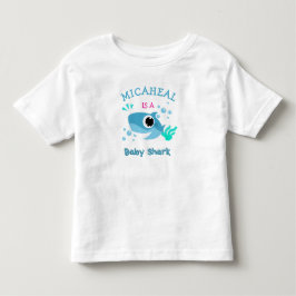 Camiseta azul de tiburón con nombre de bebé person