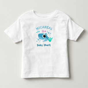 Camiseta azul de tiburón con nombre de bebé person